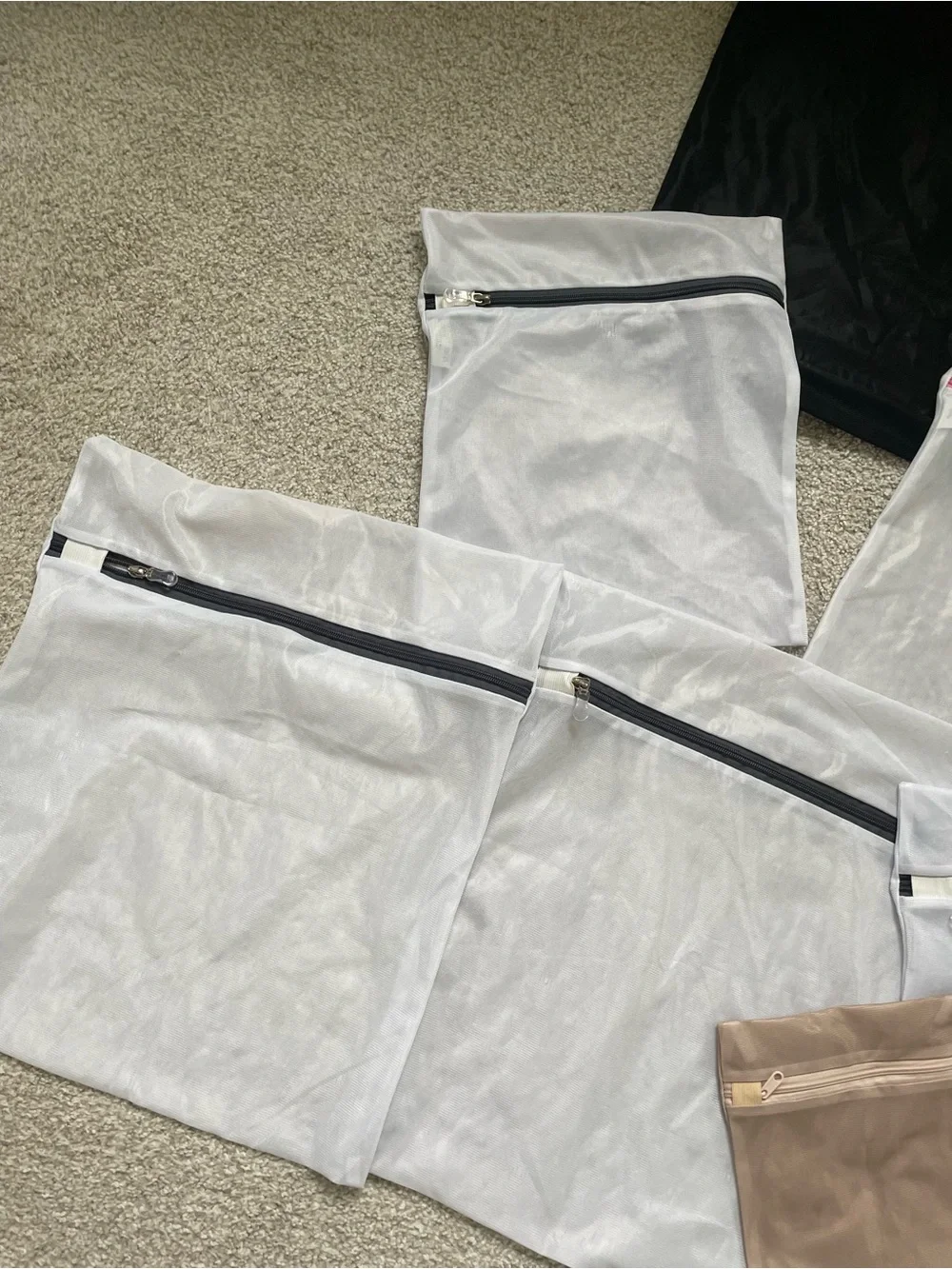 Set of 7 Mesh Laundry Bags with Zippers - White, Black, Beige